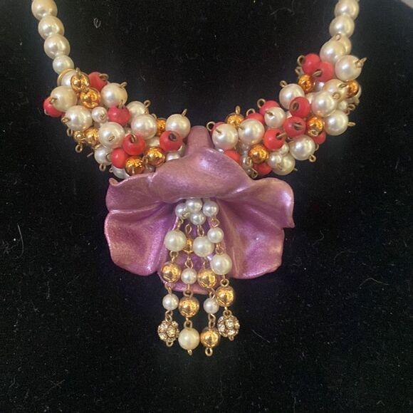 Carolee Vintage necklace with faux pearls and almost clay like flower bulb. - Picture 2 of 9